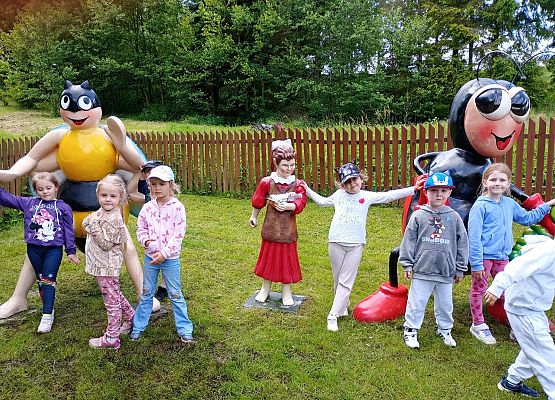 Grafika 63: Wycieczka do Parku Miniatur w Stryszej Budzie. Grupa starsza