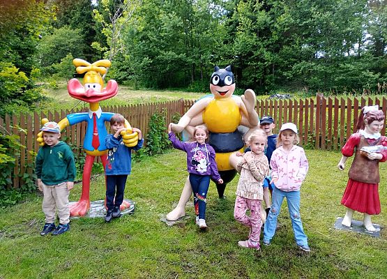 Grafika 67: Wycieczka do Parku Miniatur w Stryszej Budzie. Grupa starsza