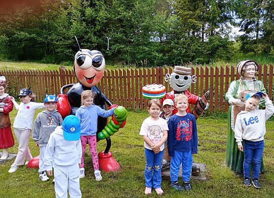 Grafika 68: Wycieczka do Parku Miniatur w Stryszej Budzie. Grupa starsza