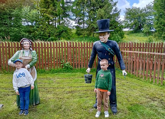 Grafika 69: Wycieczka do Parku Miniatur w Stryszej Budzie. Grupa starsza