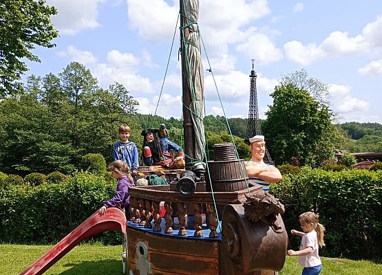 Grafika 71: Wycieczka do Parku Miniatur w Stryszej Budzie. Grupa starsza