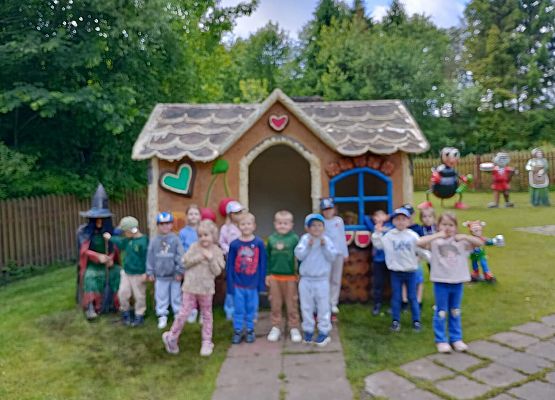 Grafika 72: Wycieczka do Parku Miniatur w Stryszej Budzie. Grupa starsza