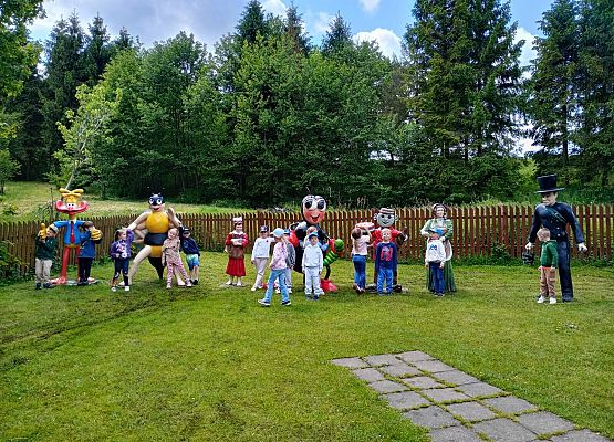 Grafika 73: Wycieczka do Parku Miniatur w Stryszej Budzie. Grupa starsza