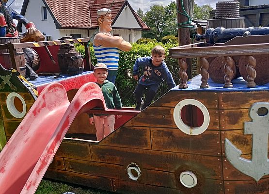 Grafika 76: Wycieczka do Parku Miniatur w Stryszej Budzie. Grupa starsza