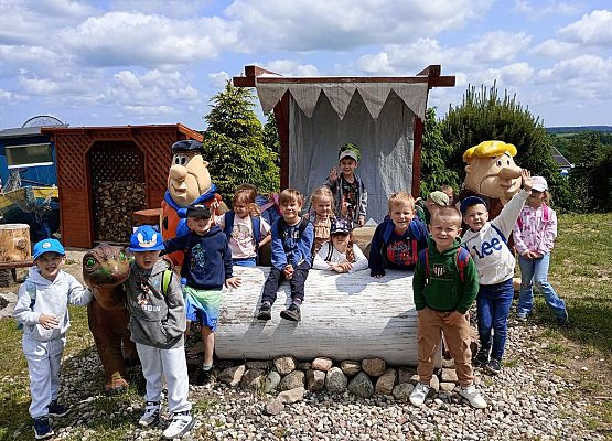 Grafika 77: Wycieczka do Parku Miniatur w Stryszej Budzie. Grupa starsza