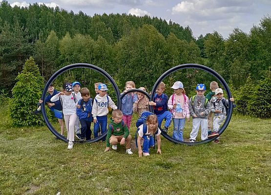 Grafika 66: Wycieczka do Parku Miniatur w Stryszej Budzie. Grupa starsza