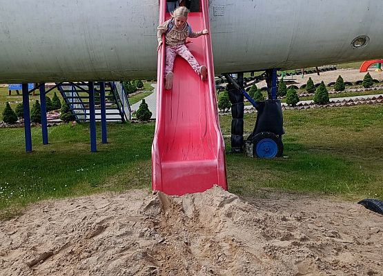 Grafika 23: Wycieczka do Parku Miniatur w Stryszej Budzie. Grupa starsza