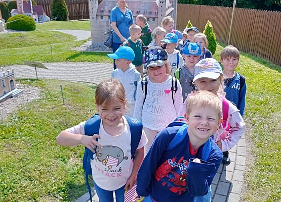 Grafika 2: Wycieczka do Parku Miniatur w Stryszej Budzie. Grupa starsza