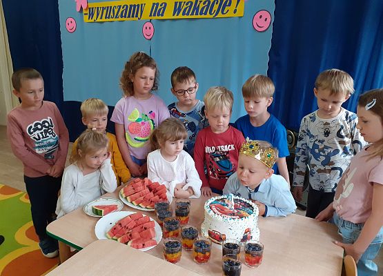 Grafika 1: URODZINKI