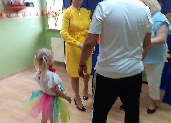 Grafika 37: Uroczyste zakończenie roku przedszkolnego. Część pierwsza. Pożegnanie młodszych dzieci