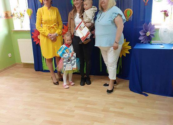 Grafika 62: Uroczyste zakończenie roku przedszkolnego. Część pierwsza. Pożegnanie młodszych dzieci