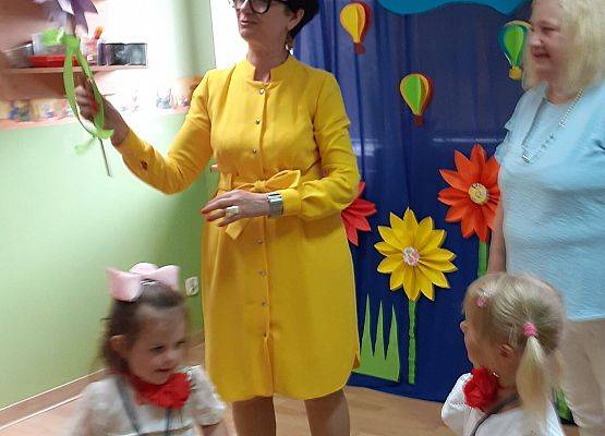 Grafika 69: Uroczyste zakończenie roku przedszkolnego. Część pierwsza. Pożegnanie młodszych dzieci