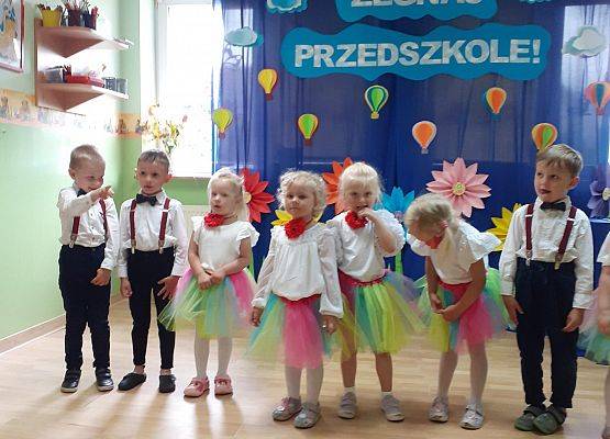 Grafika 2: Uroczyste zakończenie roku przedszkolnego. Część pierwsza. Pożegnanie młodszych dzieci