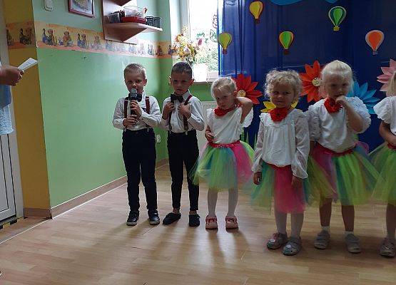 Grafika 4: Uroczyste zakończenie roku przedszkolnego. Część pierwsza. Pożegnanie młodszych dzieci