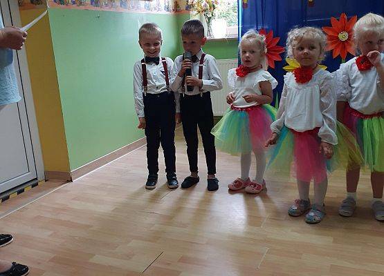 Grafika 5: Uroczyste zakończenie roku przedszkolnego. Część pierwsza. Pożegnanie młodszych dzieci