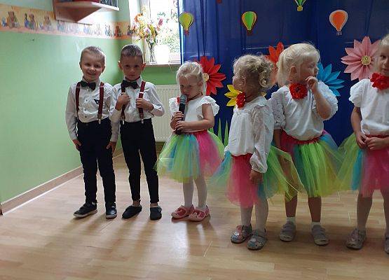 Grafika 6: Uroczyste zakończenie roku przedszkolnego. Część pierwsza. Pożegnanie młodszych dzieci