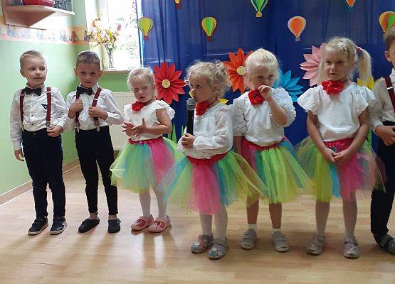 Grafika 7: Uroczyste zakończenie roku przedszkolnego. Część pierwsza. Pożegnanie młodszych dzieci