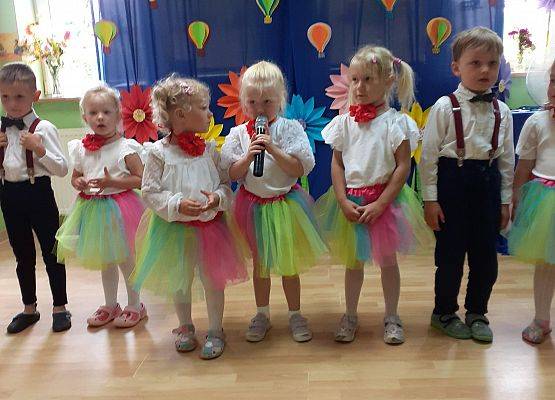 Grafika 8: Uroczyste zakończenie roku przedszkolnego. Część pierwsza. Pożegnanie młodszych dzieci