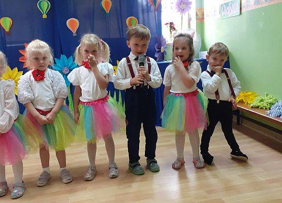 Grafika 10: Uroczyste zakończenie roku przedszkolnego. Część pierwsza. Pożegnanie młodszych dzieci