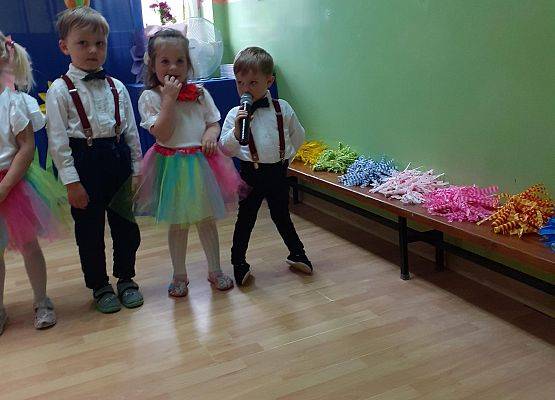 Grafika 12: Uroczyste zakończenie roku przedszkolnego. Część pierwsza. Pożegnanie młodszych dzieci