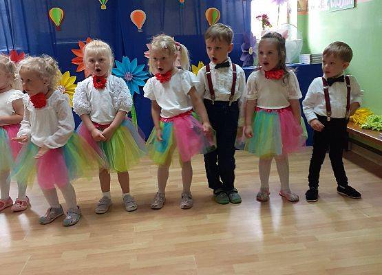 Grafika 13: Uroczyste zakończenie roku przedszkolnego. Część pierwsza. Pożegnanie młodszych dzieci