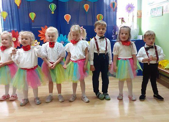 Grafika 15: Uroczyste zakończenie roku przedszkolnego. Część pierwsza. Pożegnanie młodszych dzieci