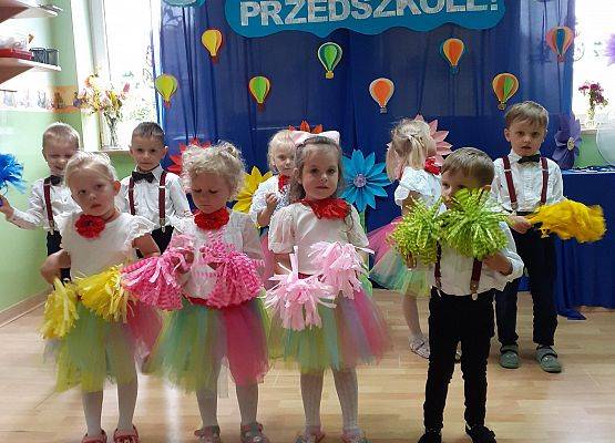 Grafika 17: Uroczyste zakończenie roku przedszkolnego. Część pierwsza. Pożegnanie młodszych dzieci