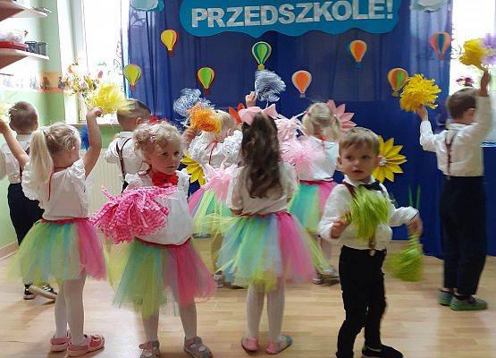 Grafika 20: Uroczyste zakończenie roku przedszkolnego. Część pierwsza. Pożegnanie młodszych dzieci