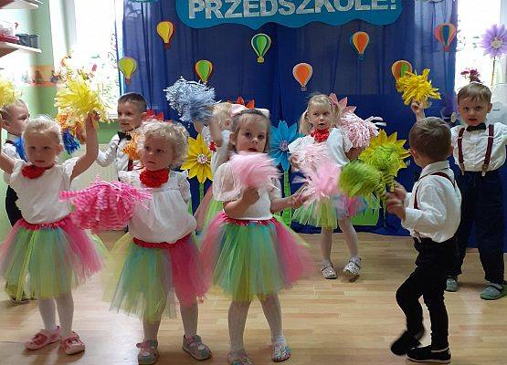 Grafika 21: Uroczyste zakończenie roku przedszkolnego. Część pierwsza. Pożegnanie młodszych dzieci