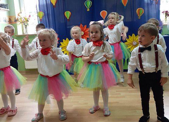 Grafika 23: Uroczyste zakończenie roku przedszkolnego. Część pierwsza. Pożegnanie młodszych dzieci