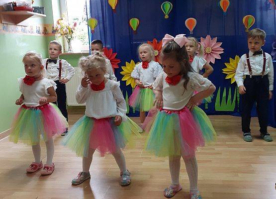 Grafika 25: Uroczyste zakończenie roku przedszkolnego. Część pierwsza. Pożegnanie młodszych dzieci