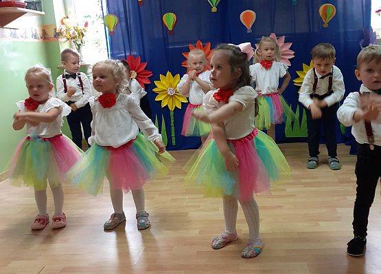 Grafika 27: Uroczyste zakończenie roku przedszkolnego. Część pierwsza. Pożegnanie młodszych dzieci