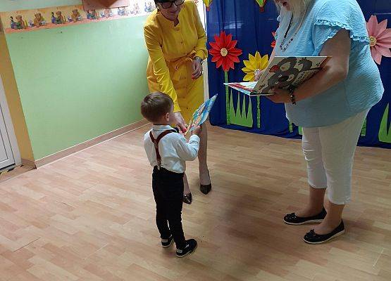 Grafika 31: Uroczyste zakończenie roku przedszkolnego. Część pierwsza. Pożegnanie młodszych dzieci