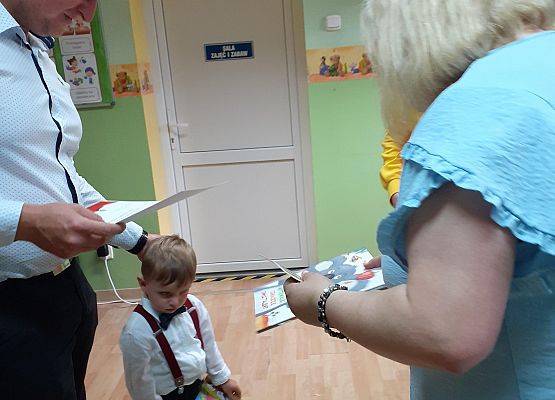 Grafika 32: Uroczyste zakończenie roku przedszkolnego. Część pierwsza. Pożegnanie młodszych dzieci