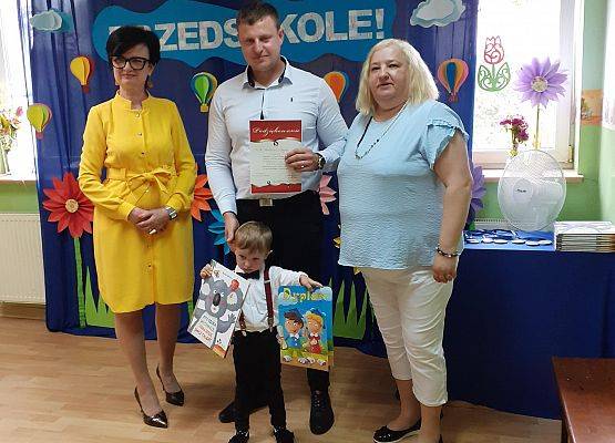 Grafika 33: Uroczyste zakończenie roku przedszkolnego. Część pierwsza. Pożegnanie młodszych dzieci