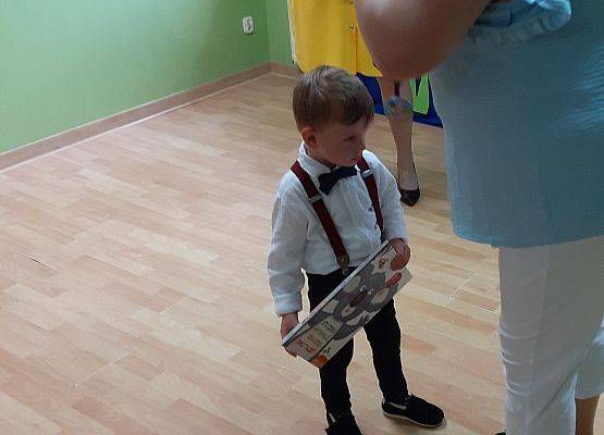 Grafika 34: Uroczyste zakończenie roku przedszkolnego. Część pierwsza. Pożegnanie młodszych dzieci