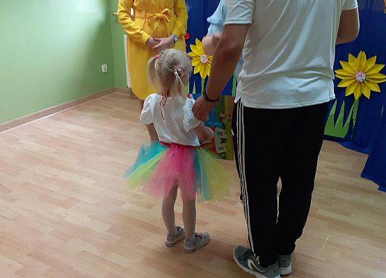 Grafika 38: Uroczyste zakończenie roku przedszkolnego. Część pierwsza. Pożegnanie młodszych dzieci