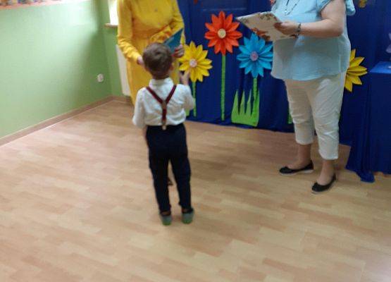 Grafika 40: Uroczyste zakończenie roku przedszkolnego. Część pierwsza. Pożegnanie młodszych dzieci