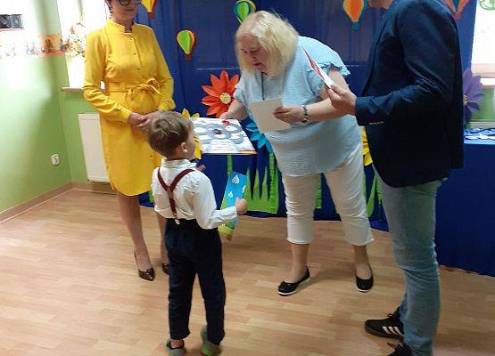 Grafika 42: Uroczyste zakończenie roku przedszkolnego. Część pierwsza. Pożegnanie młodszych dzieci