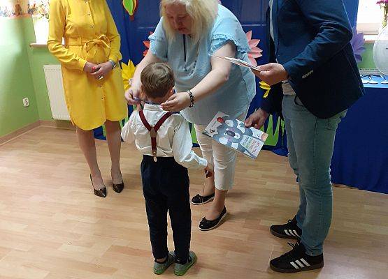 Grafika 43: Uroczyste zakończenie roku przedszkolnego. Część pierwsza. Pożegnanie młodszych dzieci