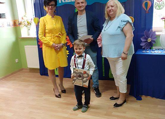 Grafika 44: Uroczyste zakończenie roku przedszkolnego. Część pierwsza. Pożegnanie młodszych dzieci