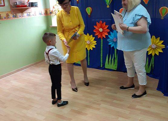 Grafika 45: Uroczyste zakończenie roku przedszkolnego. Część pierwsza. Pożegnanie młodszych dzieci