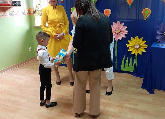 Grafika 46: Uroczyste zakończenie roku przedszkolnego. Część pierwsza. Pożegnanie młodszych dzieci