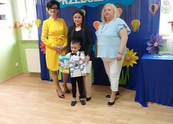 Grafika 49: Uroczyste zakończenie roku przedszkolnego. Część pierwsza. Pożegnanie młodszych dzieci