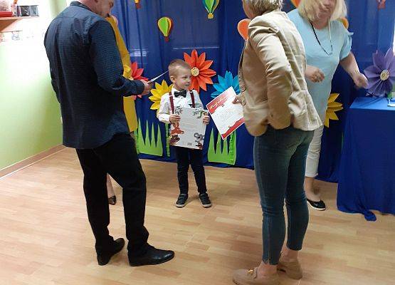 Grafika 51: Uroczyste zakończenie roku przedszkolnego. Część pierwsza. Pożegnanie młodszych dzieci