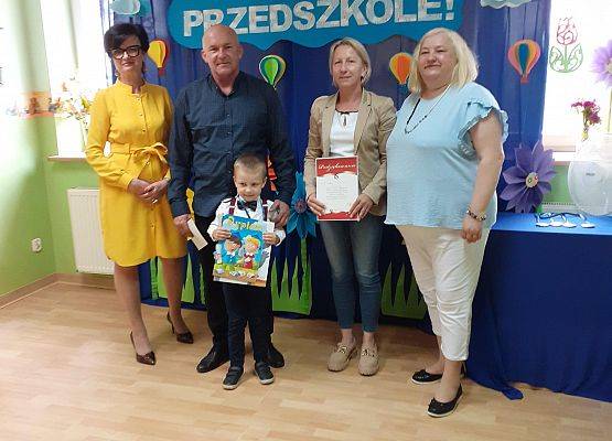 Grafika 52: Uroczyste zakończenie roku przedszkolnego. Część pierwsza. Pożegnanie młodszych dzieci