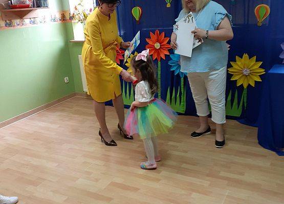 Grafika 53: Uroczyste zakończenie roku przedszkolnego. Część pierwsza. Pożegnanie młodszych dzieci