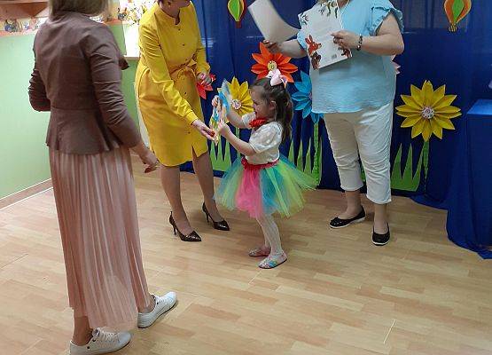 Grafika 54: Uroczyste zakończenie roku przedszkolnego. Część pierwsza. Pożegnanie młodszych dzieci