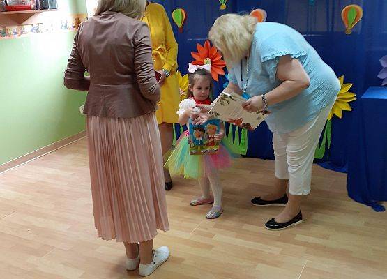 Grafika 55: Uroczyste zakończenie roku przedszkolnego. Część pierwsza. Pożegnanie młodszych dzieci