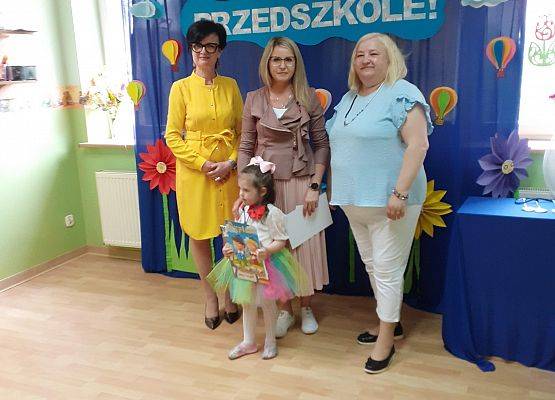 Grafika 56: Uroczyste zakończenie roku przedszkolnego. Część pierwsza. Pożegnanie młodszych dzieci